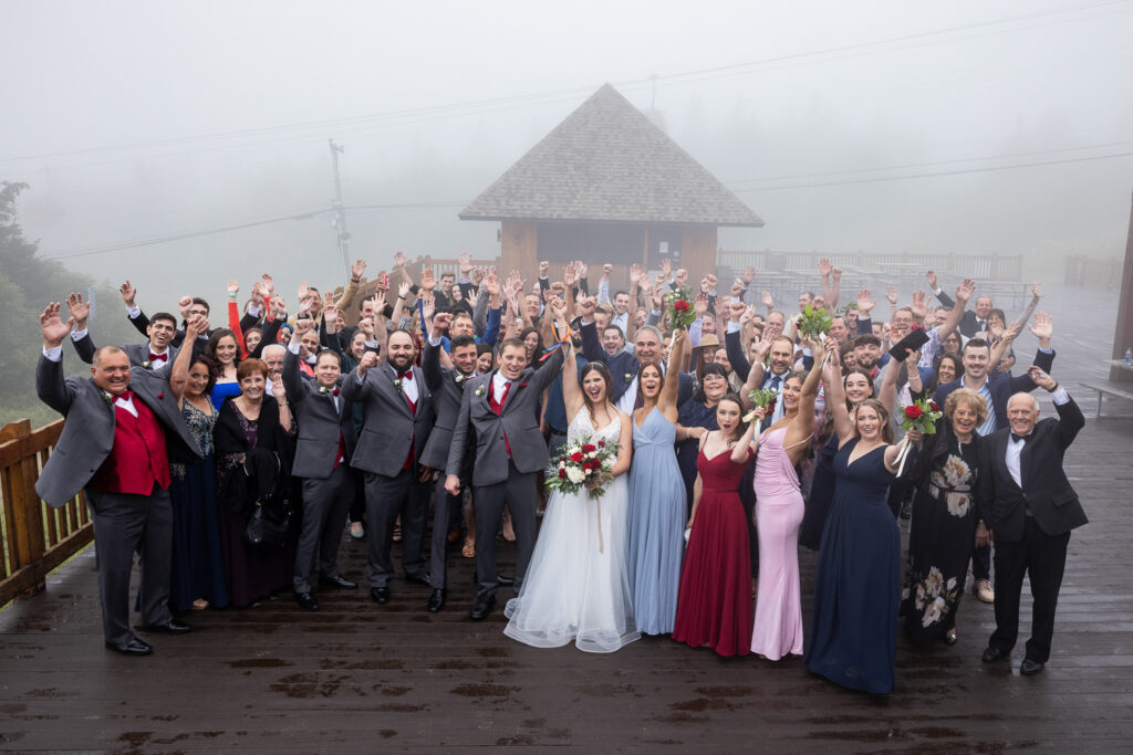 Photo de groupe de mariage au Mon St Anne